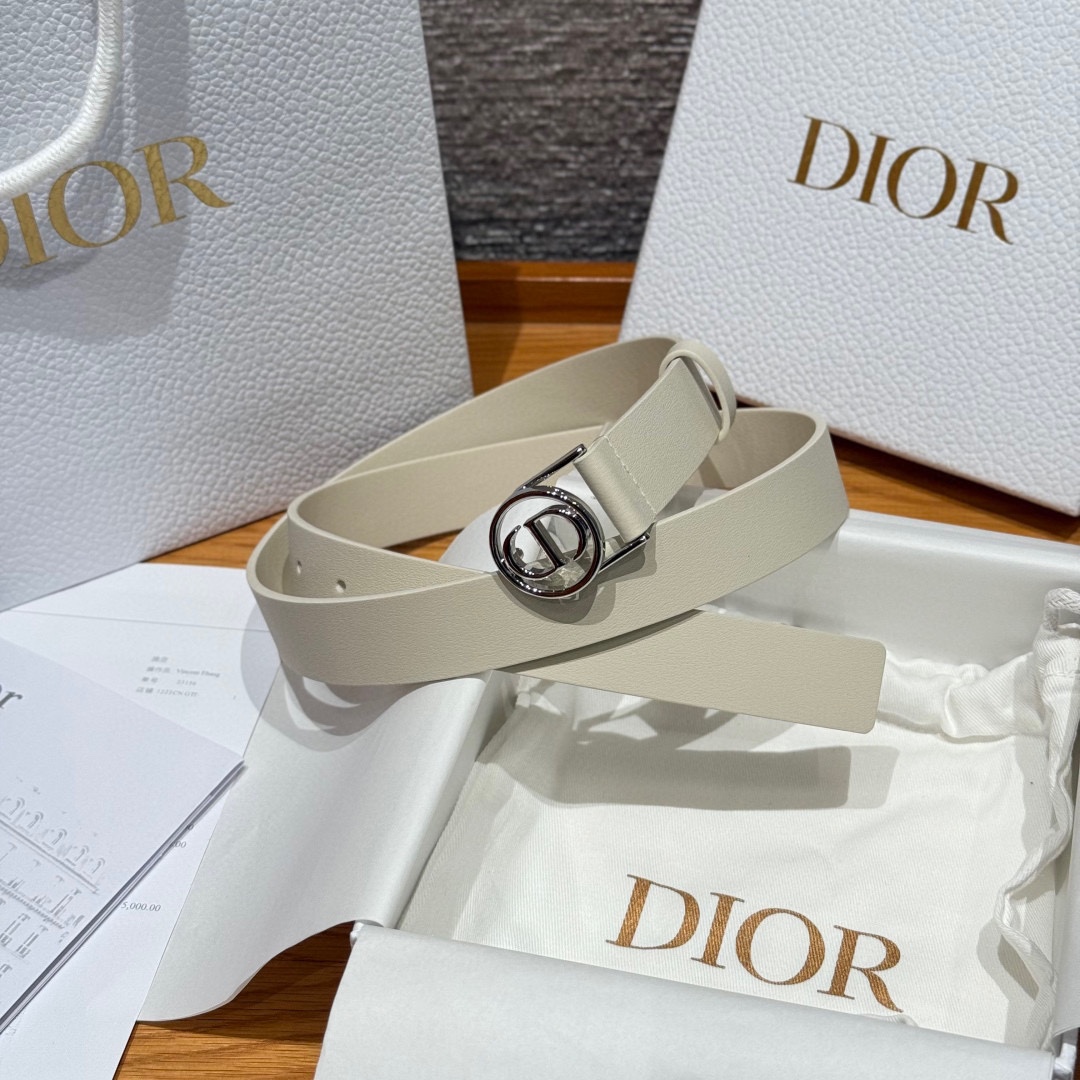 Dior这款腰带采用光滑牛皮革等材质精心制作，搭配富有光泽的金色饰面金属环圈CD腰带扣提升格调。可与经典