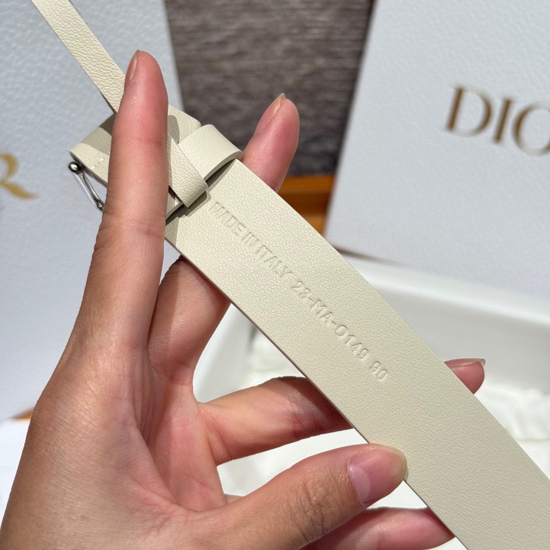 Dior这款腰带采用光滑牛皮革等材质精心制作，搭配富有光泽的金色饰面金属环圈CD腰带扣提升格调。可与经典