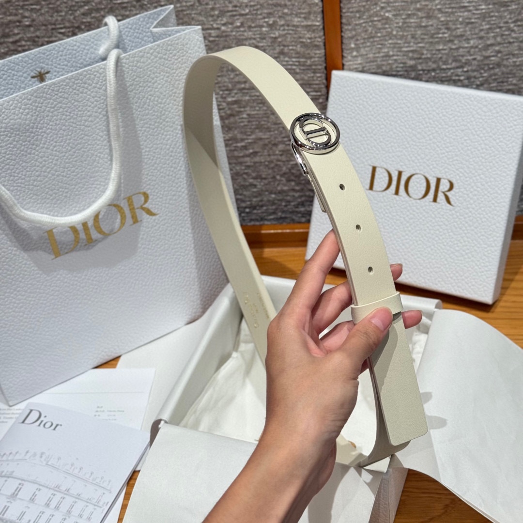 Dior这款腰带采用光滑牛皮革等材质精心制作，搭配富有光泽的金色饰面金属环圈CD腰带扣提升格调。可与经典