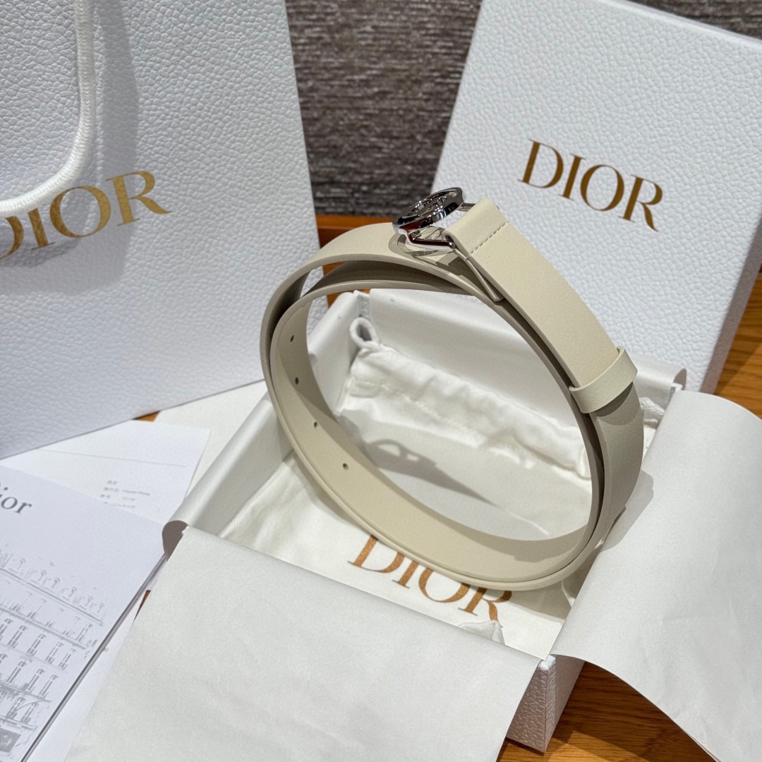Dior这款腰带采用光滑牛皮革等材质精心制作，搭配富有光泽的金色饰面金属环圈CD腰带扣提升格调。可与经典