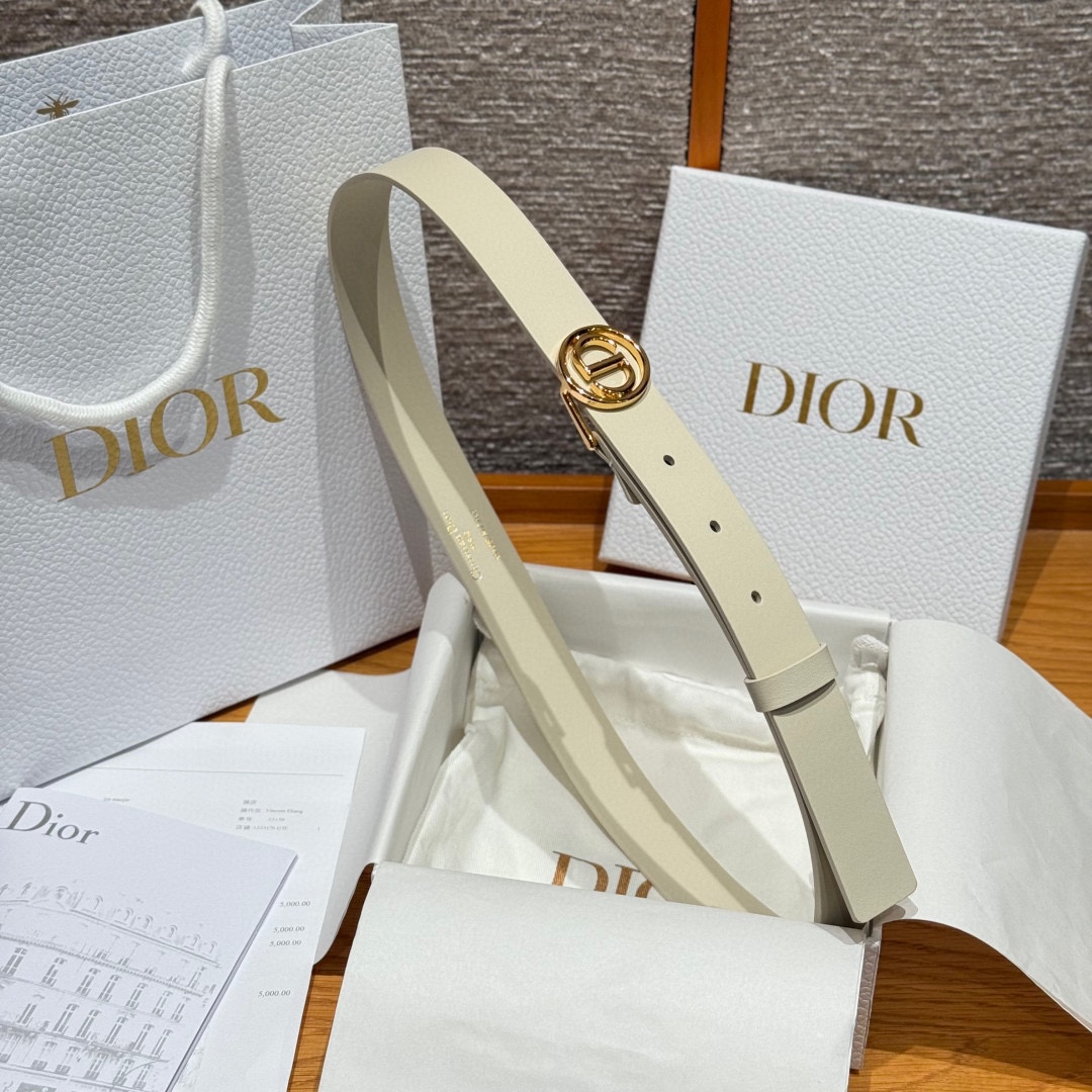 Dior这款腰带采用光滑牛皮革等材质精心制作，搭配富有光泽的金色饰面金属环圈CD腰带扣提升格调。可与经典