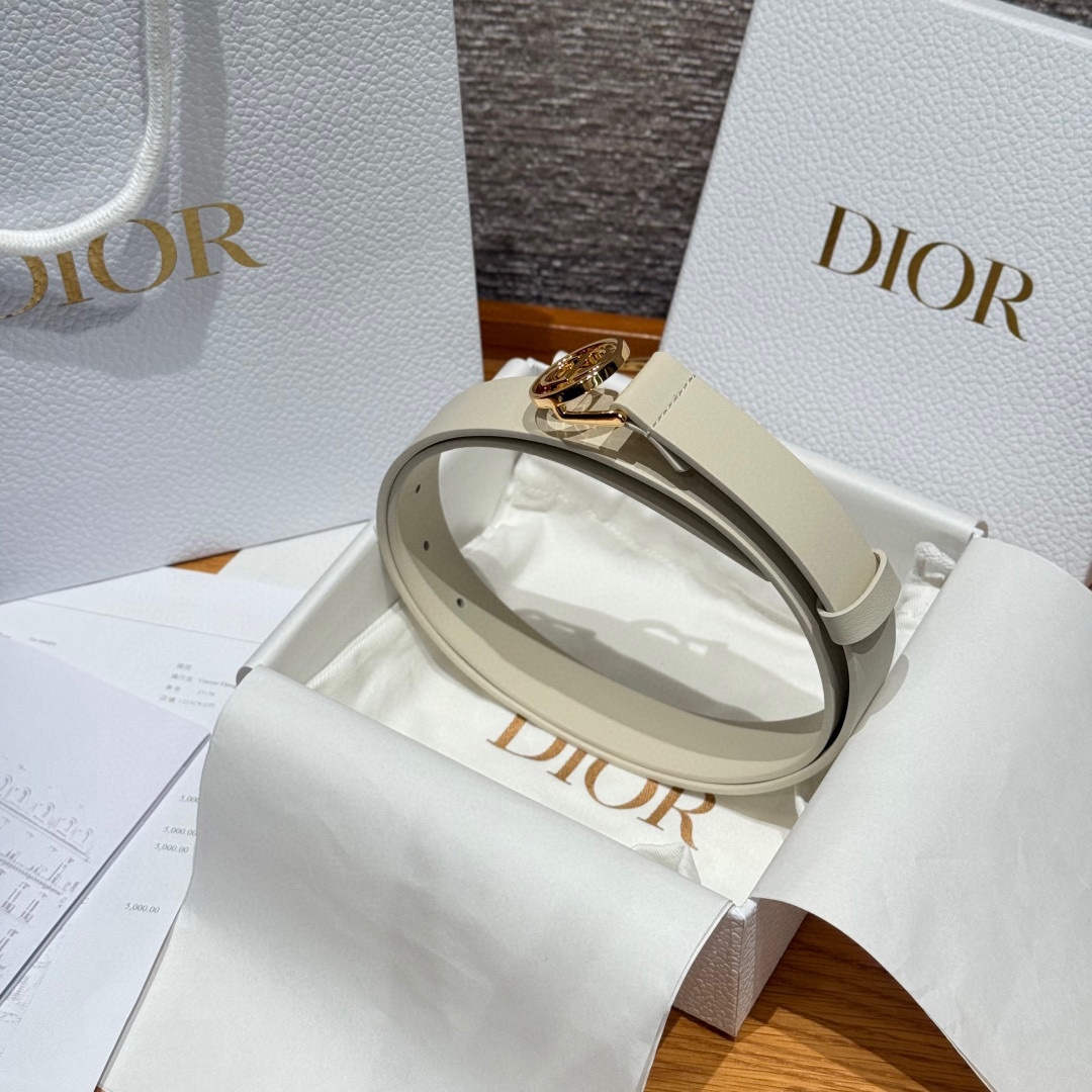 Dior这款腰带采用光滑牛皮革等材质精心制作，搭配富有光泽的金色饰面金属环圈CD腰带扣提升格调。可与经典