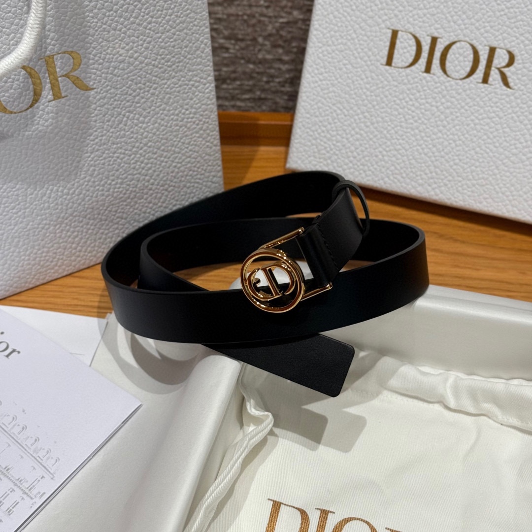 Dior这款腰带采用光滑牛皮革等材质精心制作，搭配富有光泽的金色饰面金属环圈CD腰带扣提升格调。可与经典