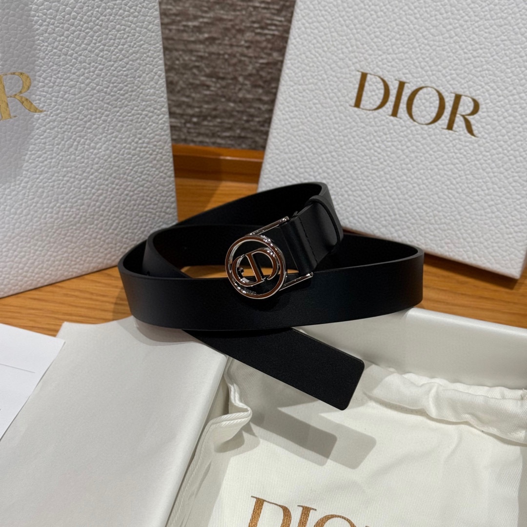 Dior这款腰带采用光滑牛皮革等材质精心制作，搭配富有光泽的金色饰面金属环圈CD腰带扣提升格调。可与经典