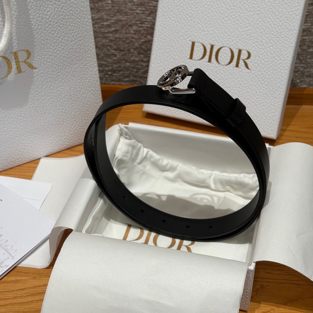 Dior这款腰带采用光滑牛皮革等材质精心制作，搭配富有光泽的金色饰面金属环圈CD腰带扣提升格调。可与经典
