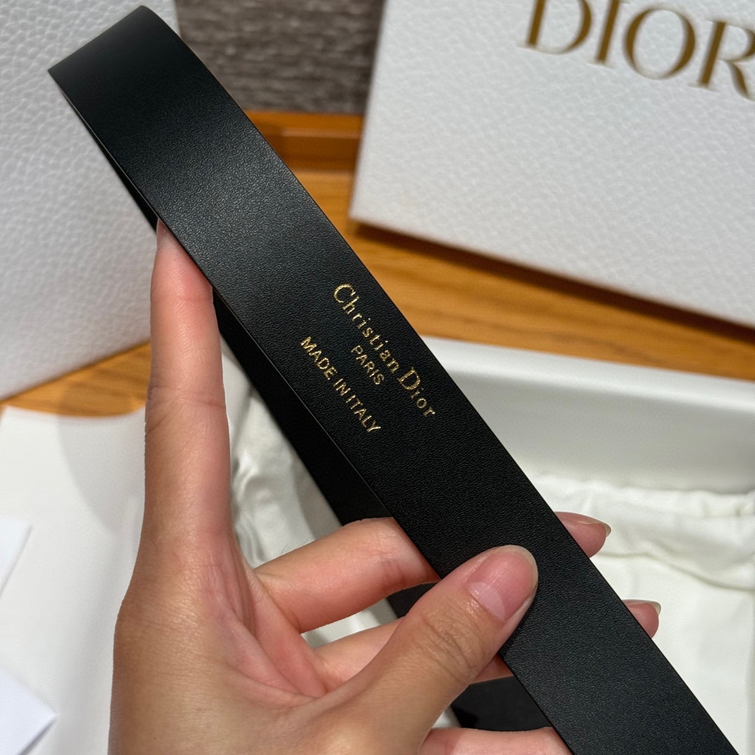 Dior这款腰带采用光滑牛皮革等材质精心制作，搭配富有光泽的金色饰面金属环圈CD腰带扣提升格调。可与经典