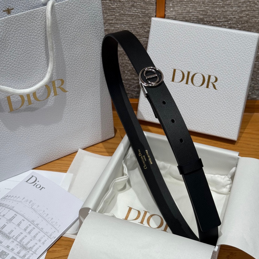 Dior这款腰带采用光滑牛皮革等材质精心制作，搭配富有光泽的金色饰面金属环圈CD腰带扣提升格调。可与经典