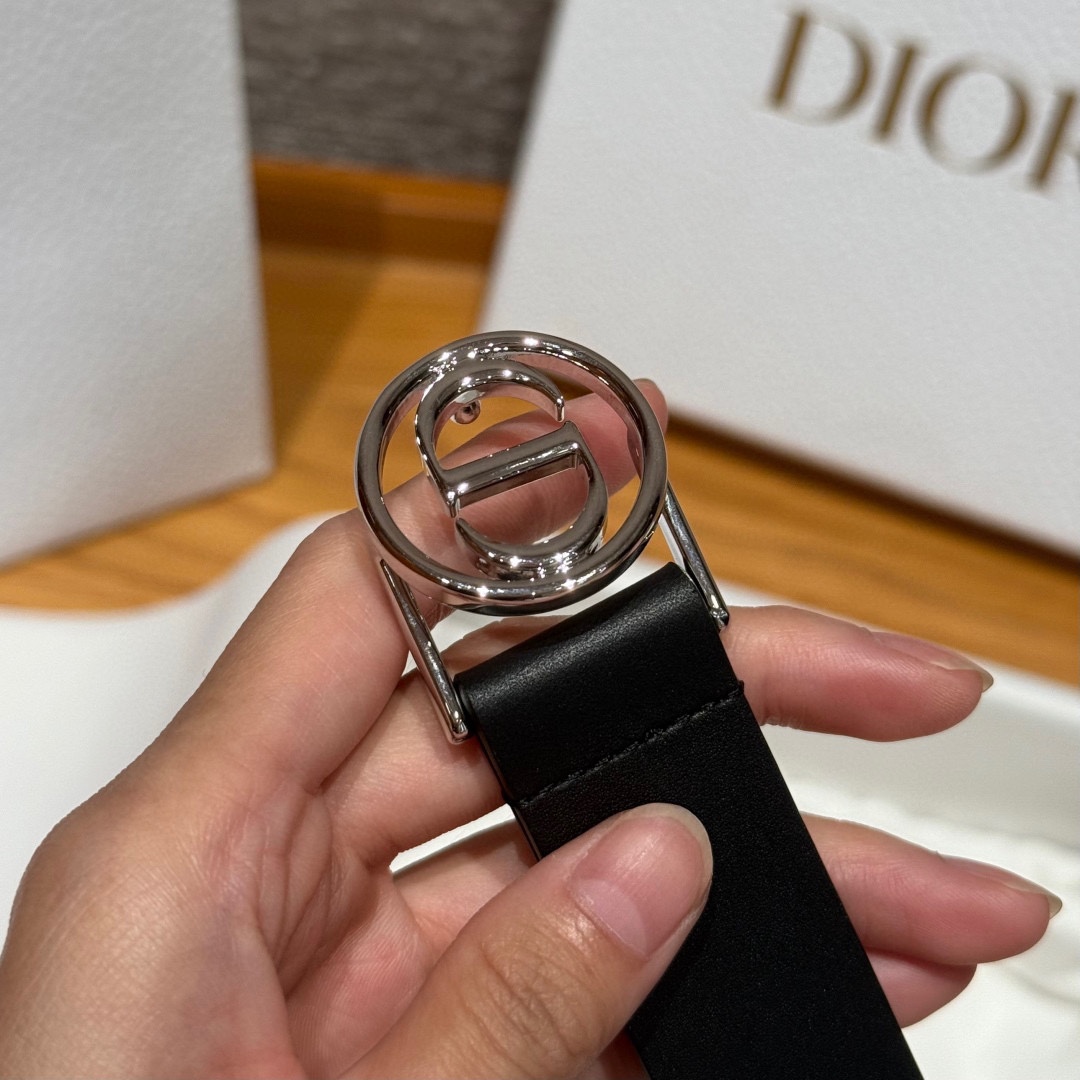 Dior这款腰带采用光滑牛皮革等材质精心制作，搭配富有光泽的金色饰面金属环圈CD腰带扣提升格调。可与经典