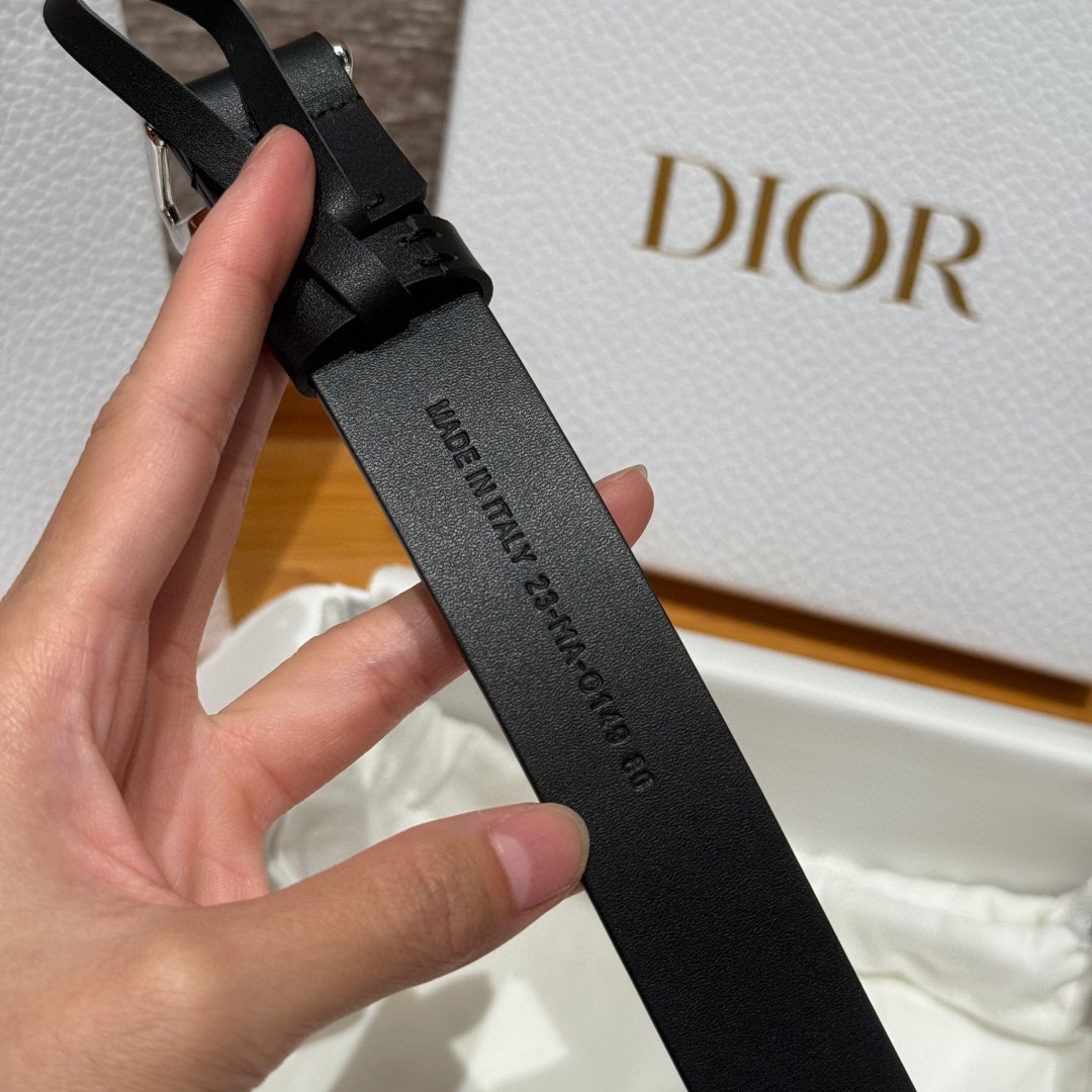 Dior这款腰带采用光滑牛皮革等材质精心制作，搭配富有光泽的金色饰面金属环圈CD腰带扣提升格调。可与经典