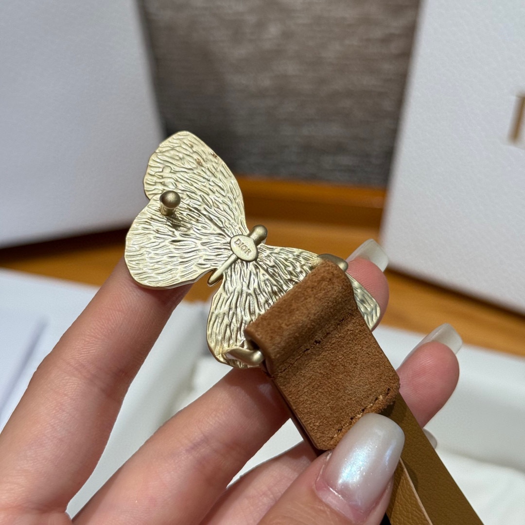 -迪家 新款女士腰带这款腰带采用正面麂皮设计背面采用光滑牛皮革制作，以时尚精致的风格全新演绎，饰以经典的