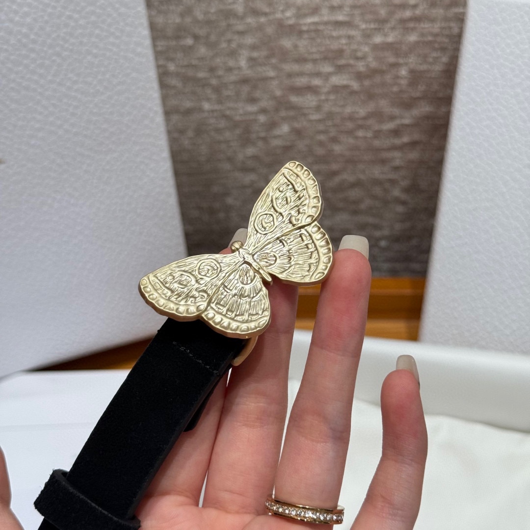 -迪家 新款女士腰带这款腰带采用正面麂皮设计背面采用光滑牛皮革制作，以时尚精致的风格全新演绎，饰以经典的