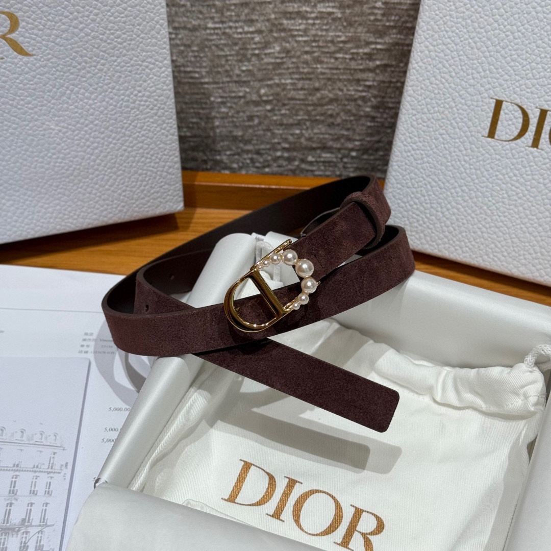 -迪家 新款女士腰带这款腰带采用正面麂皮设计背面采用光滑牛皮革制作，以时尚精致的风格全新演绎，饰以经典的