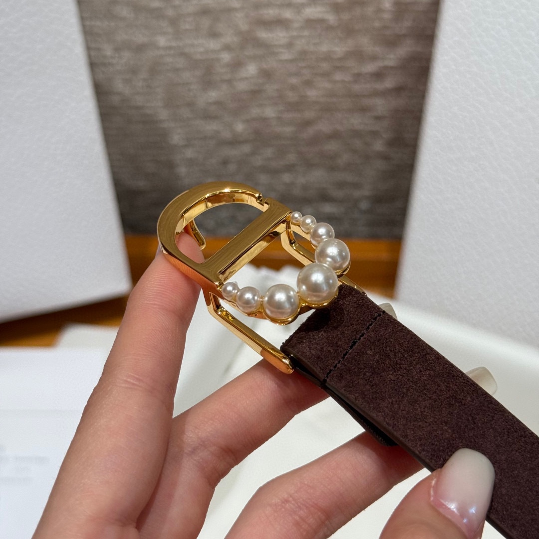 -迪家 新款女士腰带这款腰带采用正面麂皮设计背面采用光滑牛皮革制作，以时尚精致的风格全新演绎，饰以经典的