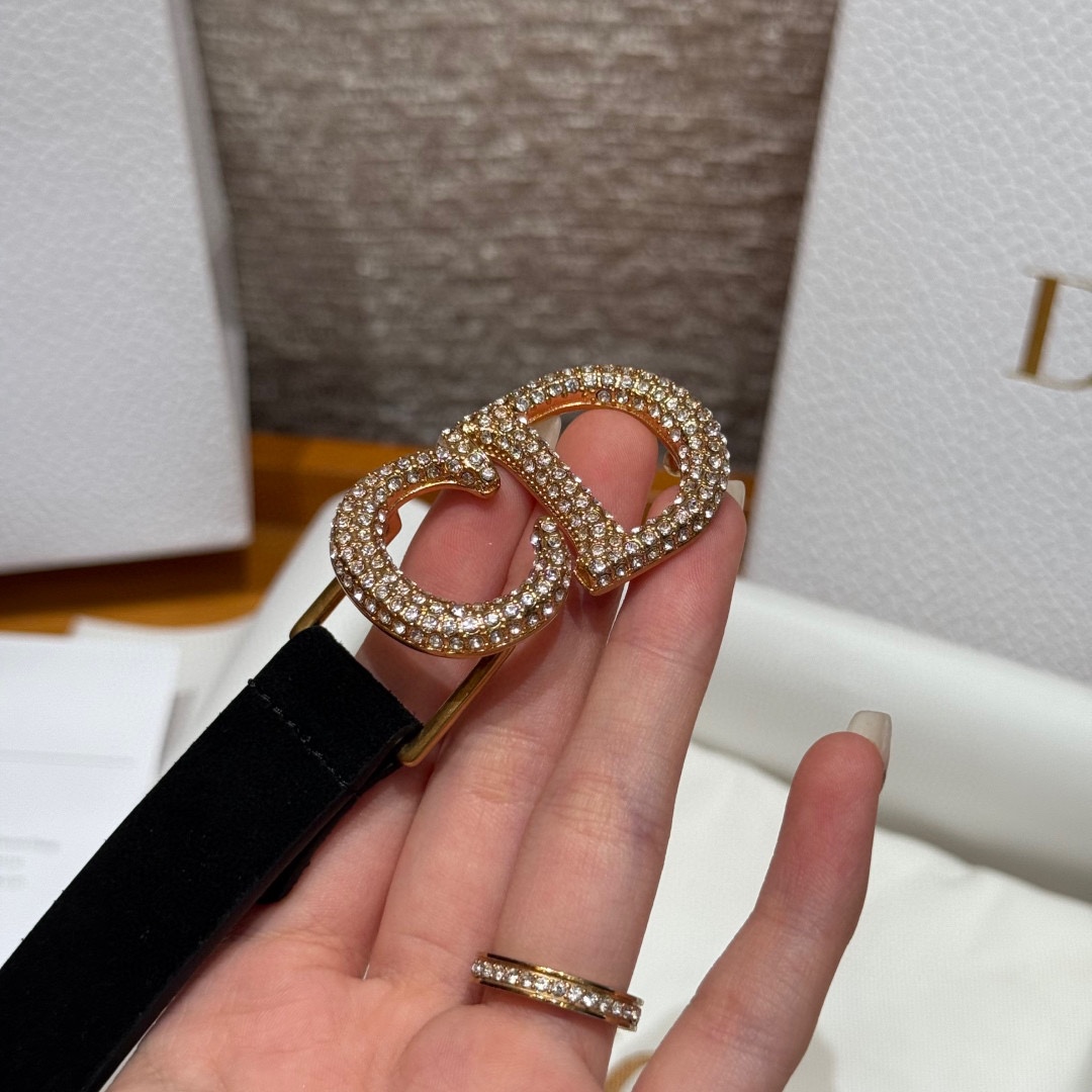 -迪家 新款女士腰带这款腰带采用正面麂皮设计背面采用光滑牛皮革制作，以时尚精致的风格全新演绎，饰以经典的