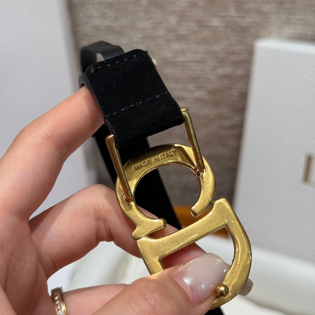 -迪家 新款女士腰带这款腰带采用正面麂皮设计背面采用光滑牛皮革制作，以时尚精致的风格全新演绎，饰以经典的