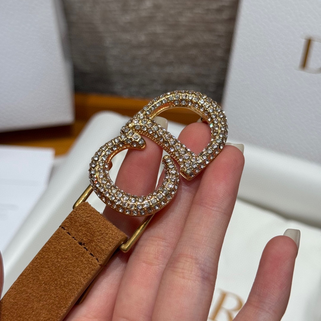 -迪家 新款女士腰带这款腰带采用正面麂皮设计背面采用光滑牛皮革制作，以时尚精致的风格全新演绎，饰以经典的