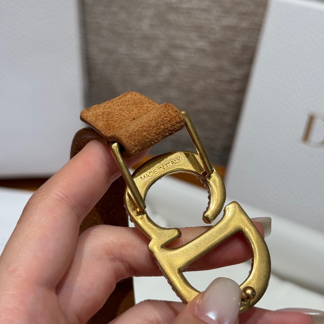 -迪家 新款女士腰带这款腰带采用正面麂皮设计背面采用光滑牛皮革制作，以时尚精致的风格全新演绎，饰以经典的