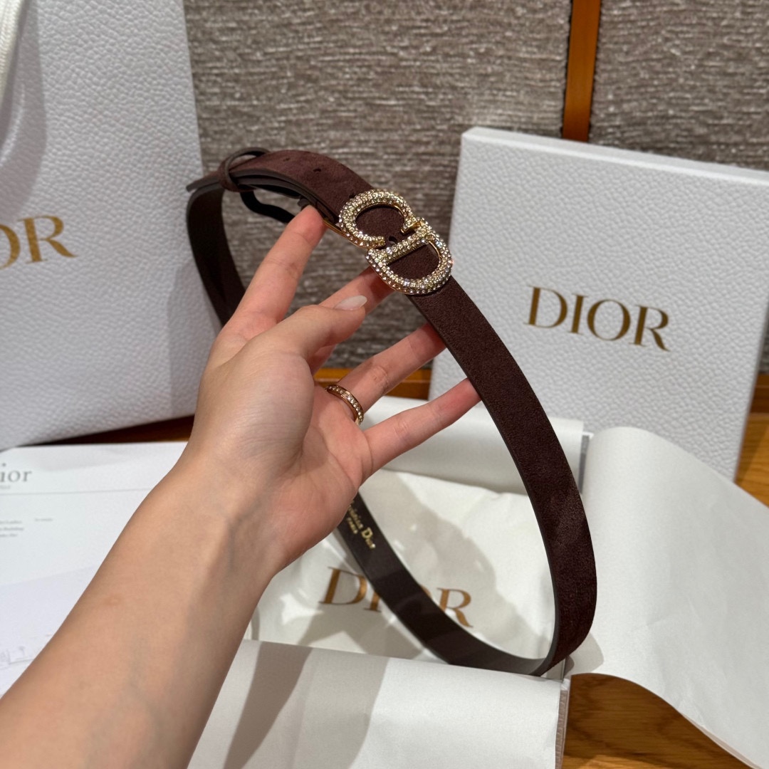 -迪家 新款女士腰带这款腰带采用正面麂皮设计背面采用光滑牛皮革制作，以时尚精致的风格全新演绎，饰以经典的