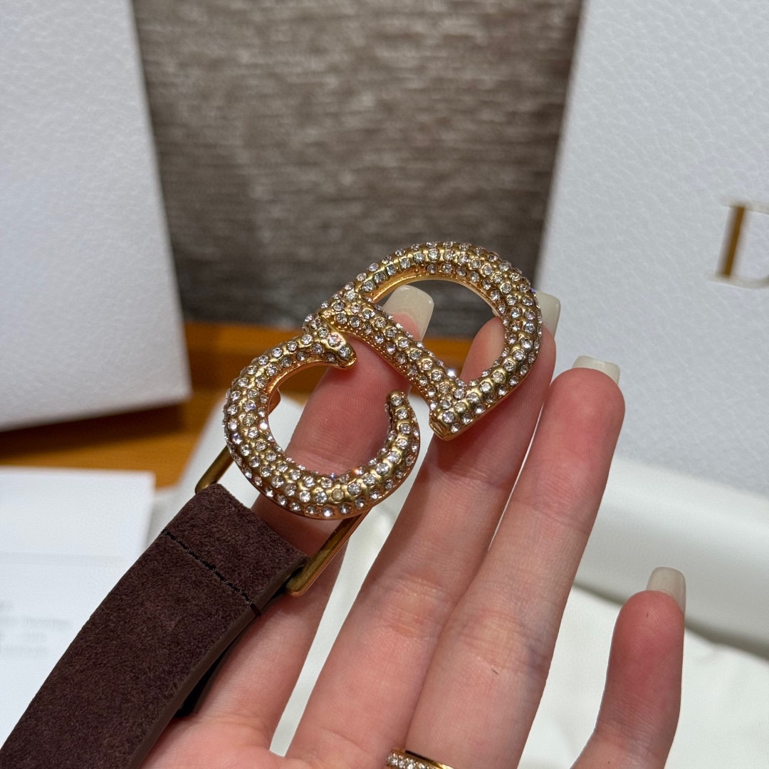 -迪家 新款女士腰带这款腰带采用正面麂皮设计背面采用光滑牛皮革制作，以时尚精致的风格全新演绎，饰以经典的