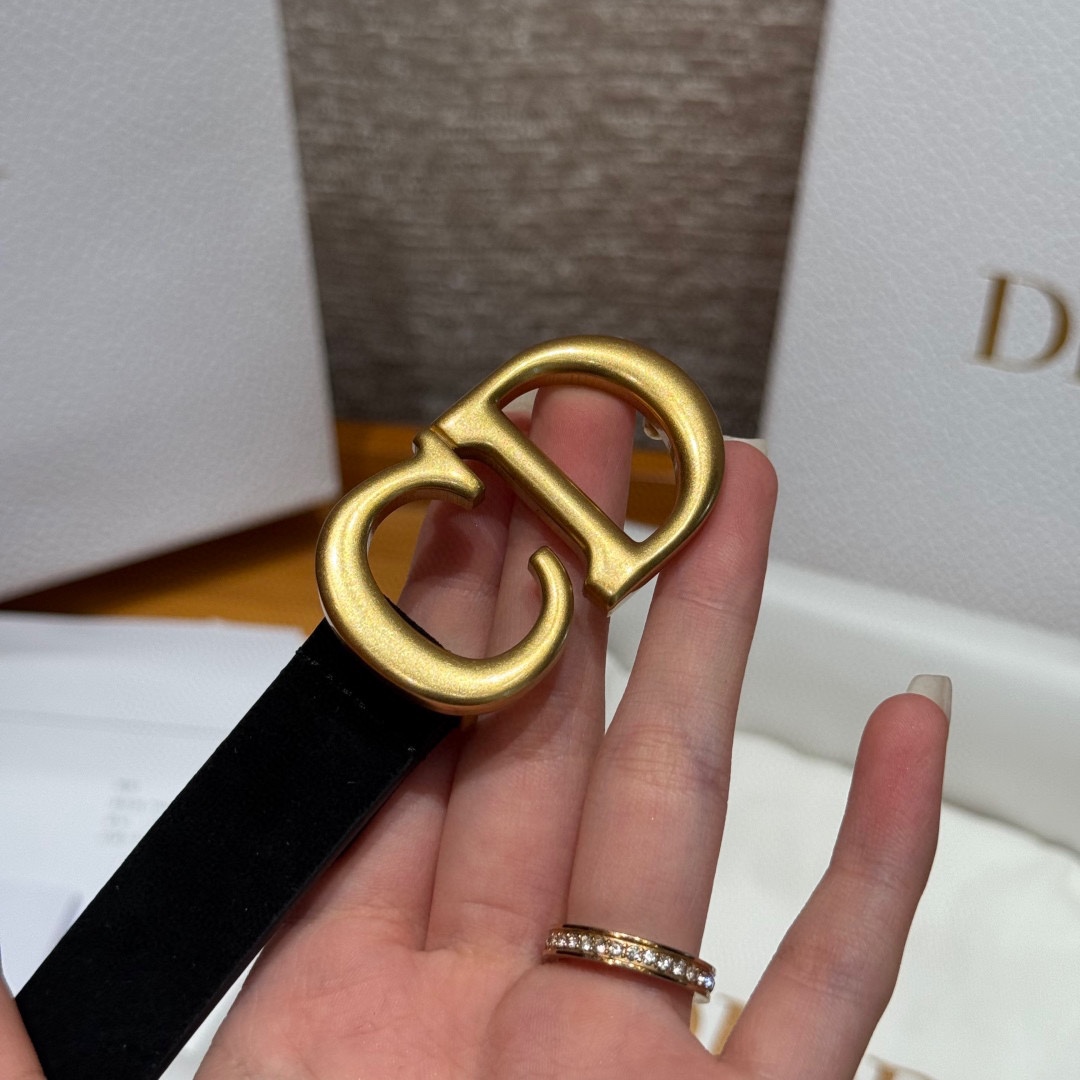 -迪家 新款女士腰带这款腰带采用正面麂皮设计背面采用光滑牛皮革制作，以时尚精致的风格全新演绎，饰以经典的