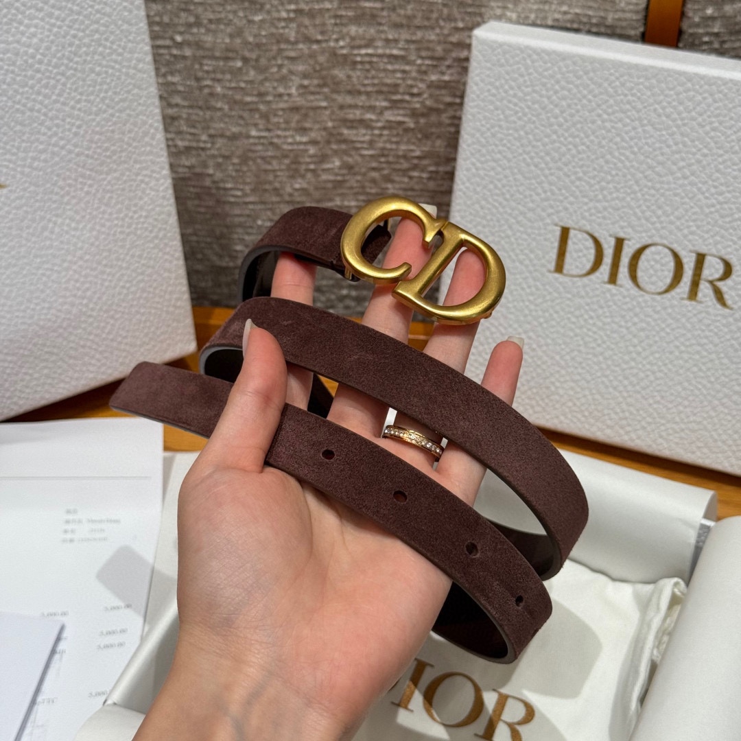 -迪家 新款女士腰带这款腰带采用正面麂皮设计背面采用光滑牛皮革制作，以时尚精致的风格全新演绎，饰以经典的