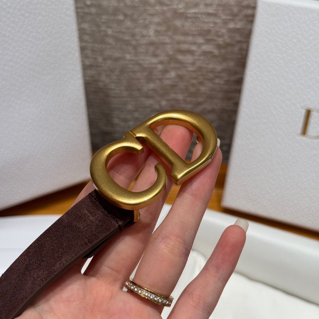 -迪家 新款女士腰带这款腰带采用正面麂皮设计背面采用光滑牛皮革制作，以时尚精致的风格全新演绎，饰以经典的