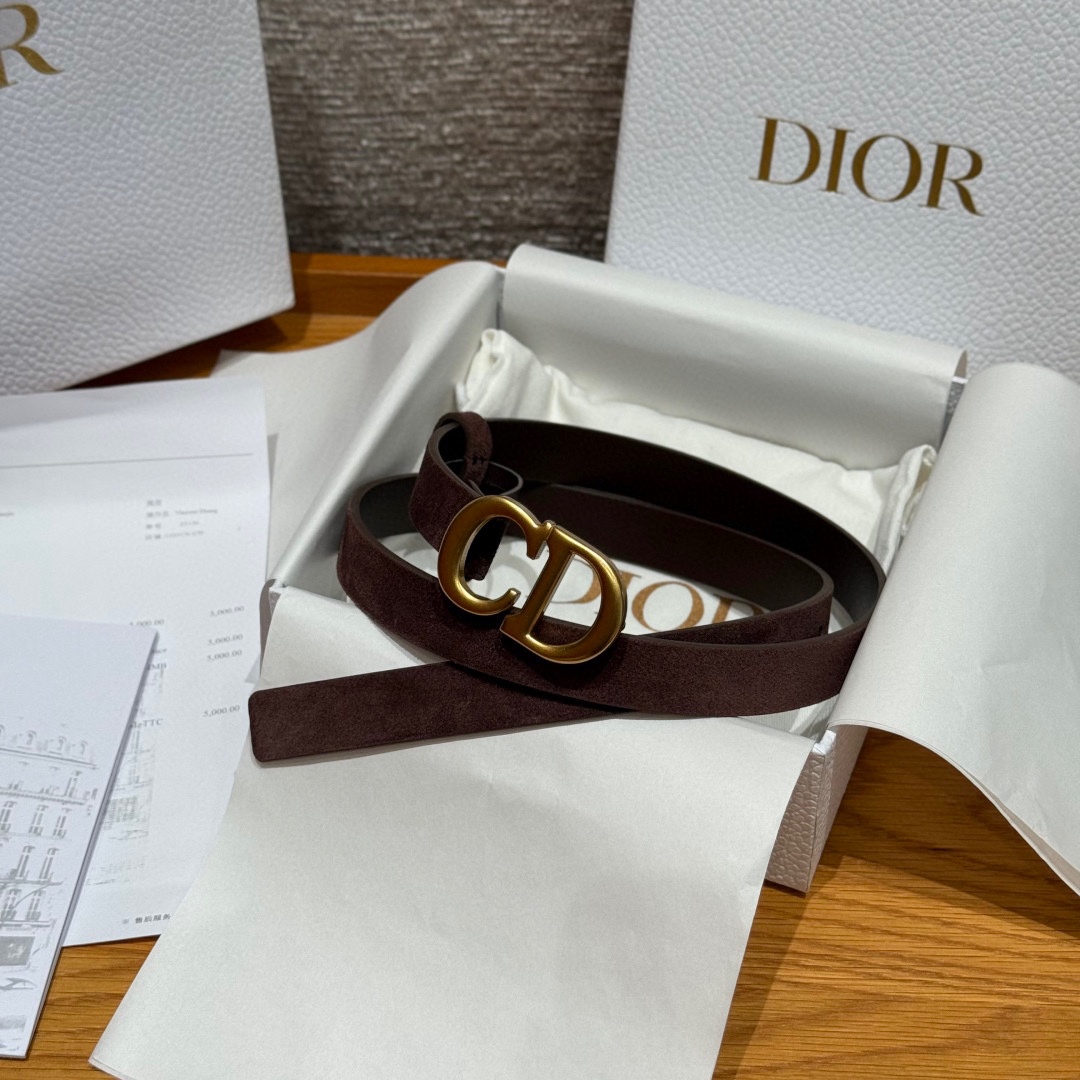 -迪家 新款女士腰带这款腰带采用正面麂皮设计背面采用光滑牛皮革制作，以时尚精致的风格全新演绎，饰以经典的