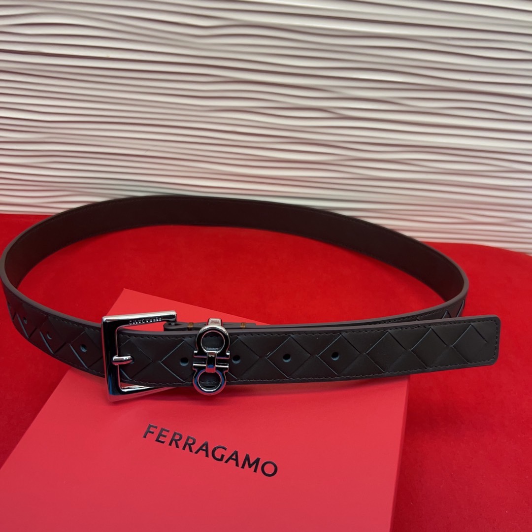 菲拉新款女士腰带这款皮带精选顶级材质，皮革柔软亲肤，纹理自然细腻，经过特殊工艺处理，皮革坚韧耐用，在时尚