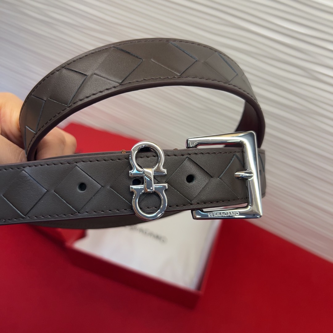 菲拉新款女士腰带这款皮带精选顶级材质，皮革柔软亲肤，纹理自然细腻，经过特殊工艺处理，皮革坚韧耐用，在时尚