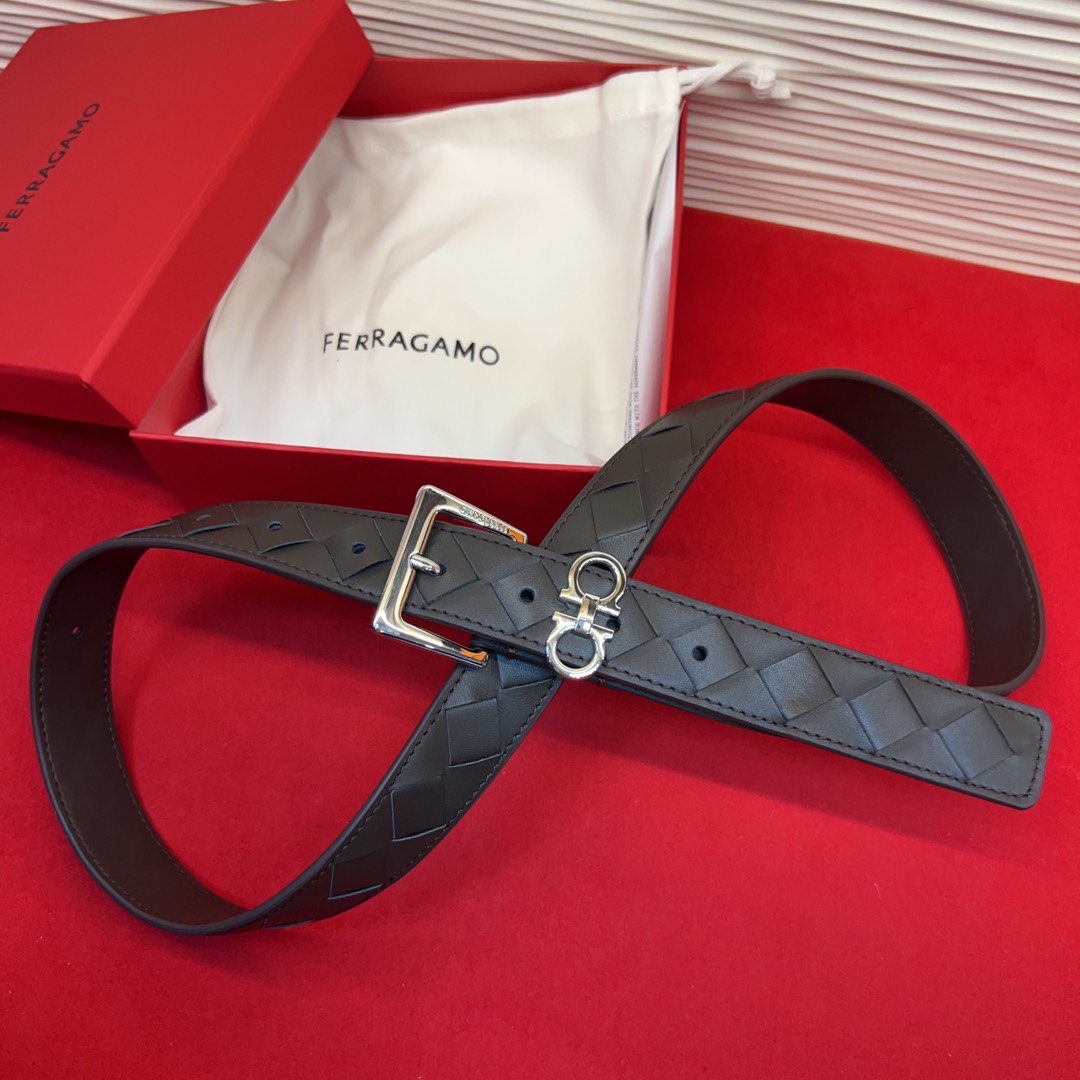 菲拉新款女士腰带这款皮带精选顶级材质，皮革柔软亲肤，纹理自然细腻，经过特殊工艺处理，皮革坚韧耐用，在时尚