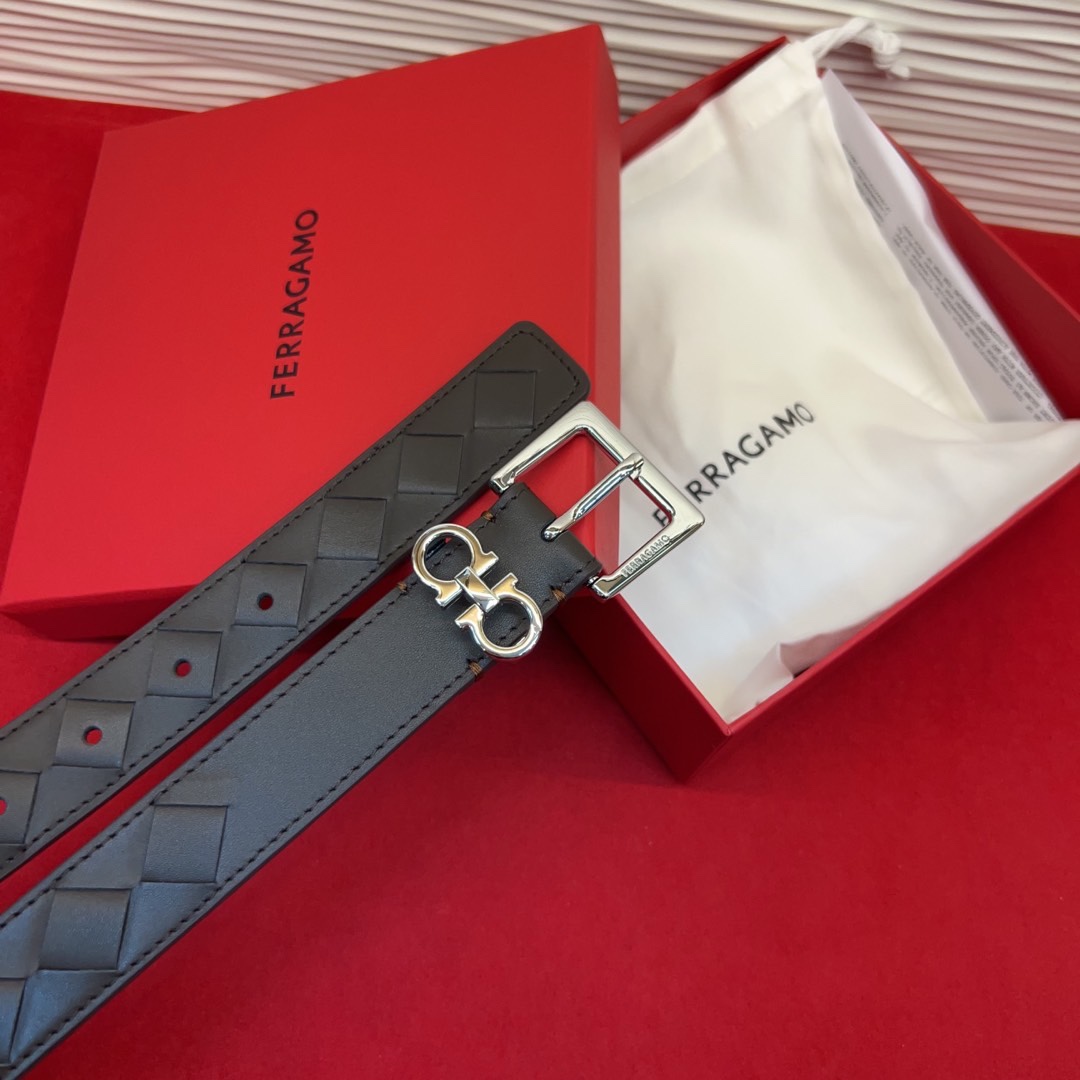 菲拉新款女士腰带这款皮带精选顶级材质，皮革柔软亲肤，纹理自然细腻，经过特殊工艺处理，皮革坚韧耐用，在时尚