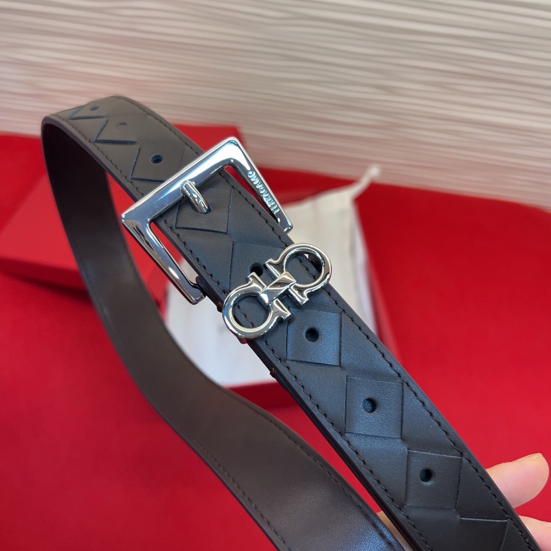 菲拉新款女士腰带这款皮带精选顶级材质，皮革柔软亲肤，纹理自然细腻，经过特殊工艺处理，皮革坚韧耐用，在时尚