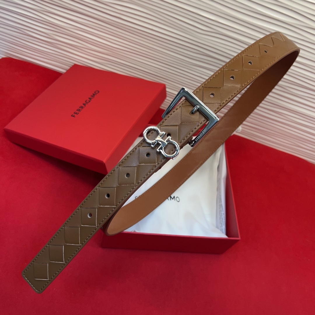 菲拉新款女士腰带这款皮带精选顶级材质，皮革柔软亲肤，纹理自然细腻，经过特殊工艺处理，皮革坚韧耐用，在时尚