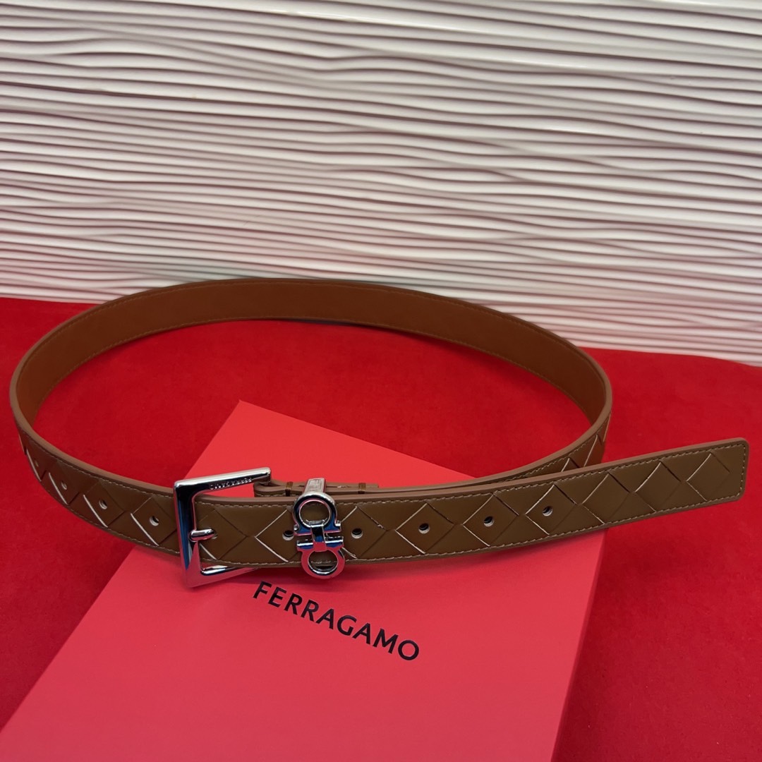 菲拉新款女士腰带这款皮带精选顶级材质，皮革柔软亲肤，纹理自然细腻，经过特殊工艺处理，皮革坚韧耐用，在时尚