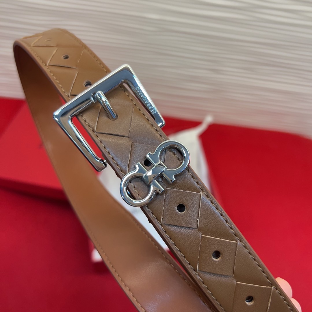 菲拉新款女士腰带这款皮带精选顶级材质，皮革柔软亲肤，纹理自然细腻，经过特殊工艺处理，皮革坚韧耐用，在时尚