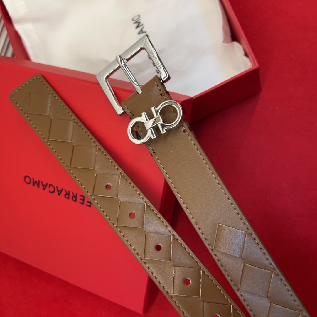 菲拉新款女士腰带这款皮带精选顶级材质，皮革柔软亲肤，纹理自然细腻，经过特殊工艺处理，皮革坚韧耐用，在时尚