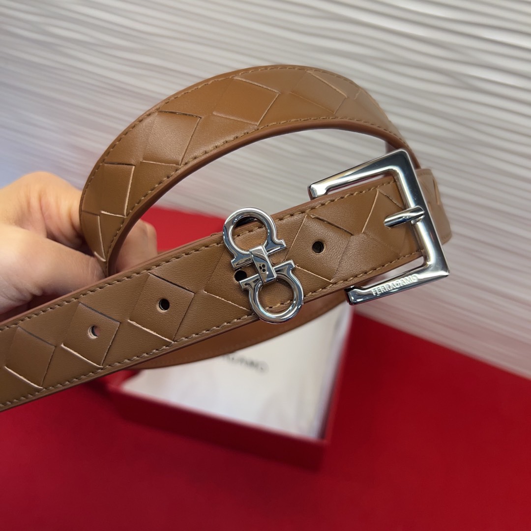 菲拉新款女士腰带这款皮带精选顶级材质，皮革柔软亲肤，纹理自然细腻，经过特殊工艺处理，皮革坚韧耐用，在时尚