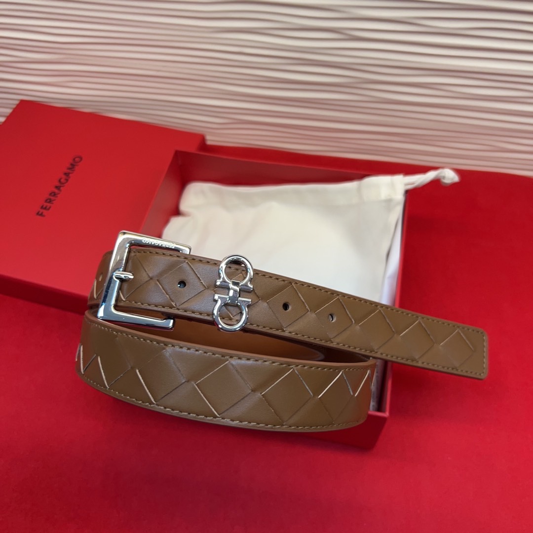 菲拉新款女士腰带这款皮带精选顶级材质，皮革柔软亲肤，纹理自然细腻，经过特殊工艺处理，皮革坚韧耐用，在时尚