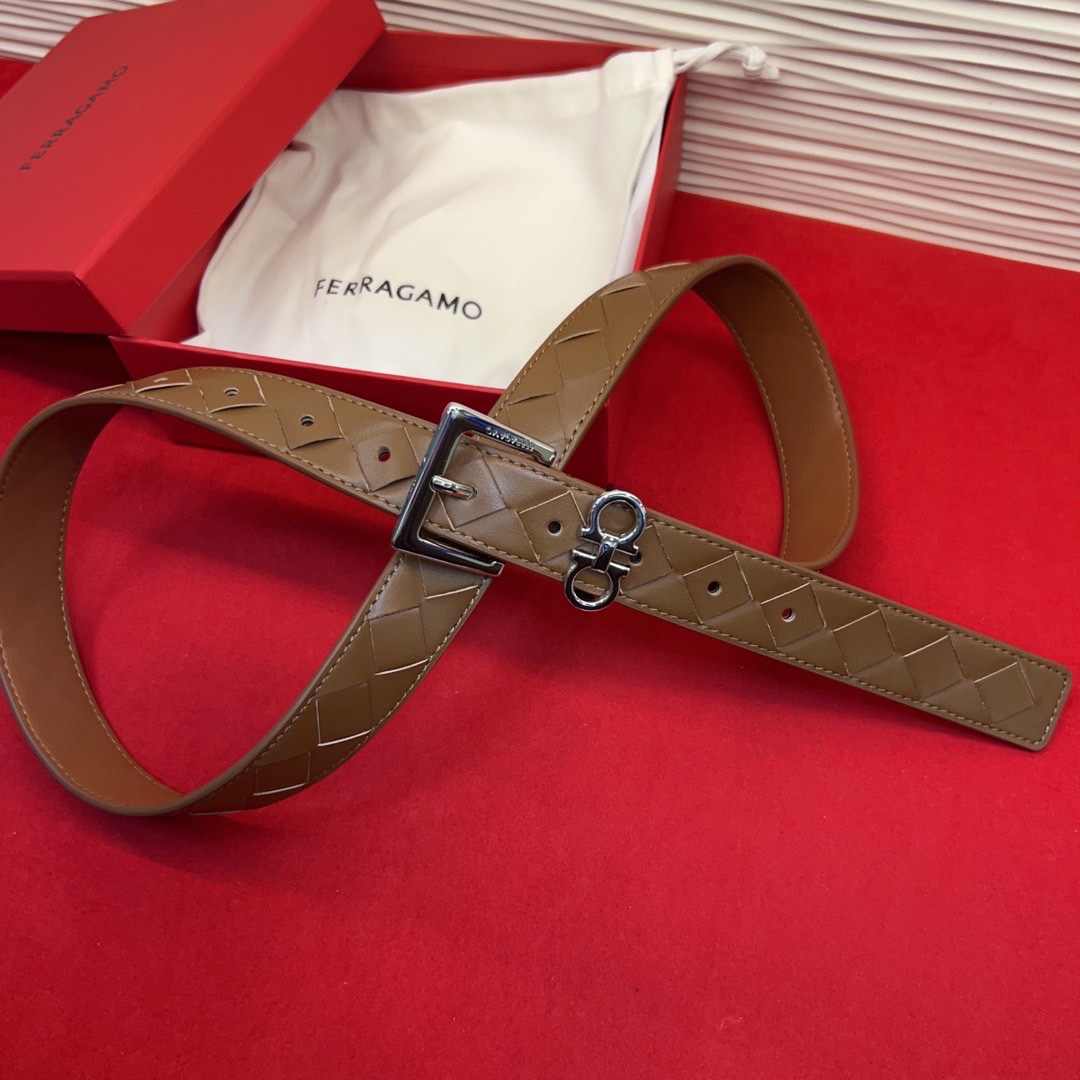 菲拉新款女士腰带这款皮带精选顶级材质，皮革柔软亲肤，纹理自然细腻，经过特殊工艺处理，皮革坚韧耐用，在时尚