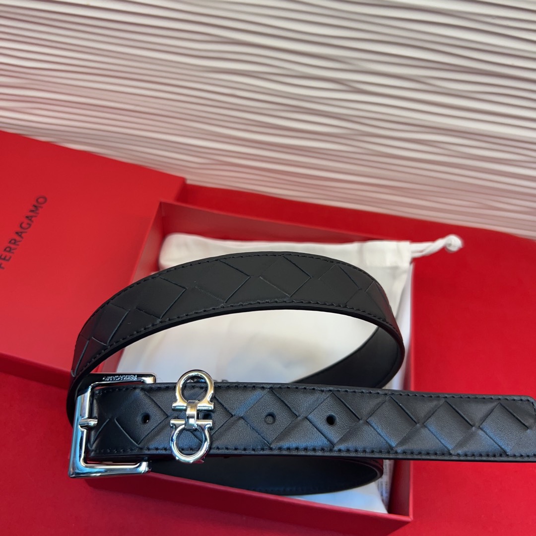 菲拉新款女士腰带这款皮带精选顶级材质，皮革柔软亲肤，纹理自然细腻，经过特殊工艺处理，皮革坚韧耐用，在时尚