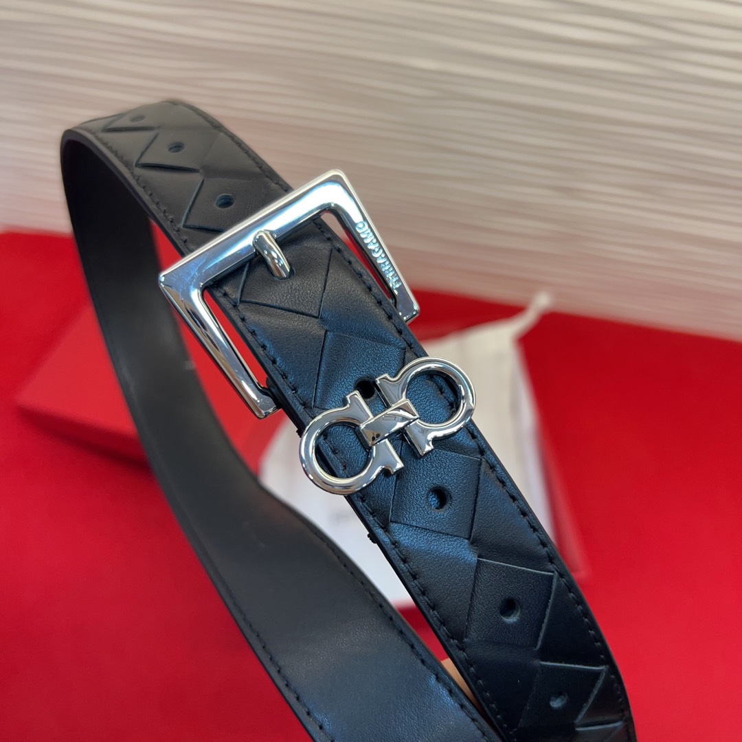 菲拉新款女士腰带这款皮带精选顶级材质，皮革柔软亲肤，纹理自然细腻，经过特殊工艺处理，皮革坚韧耐用，在时尚