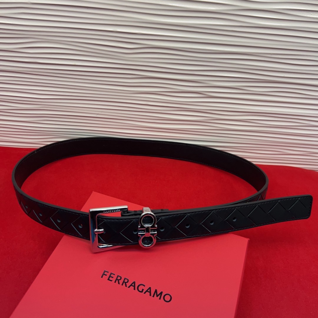 菲拉新款女士腰带这款皮带精选顶级材质，皮革柔软亲肤，纹理自然细腻，经过特殊工艺处理，皮革坚韧耐用，在时尚