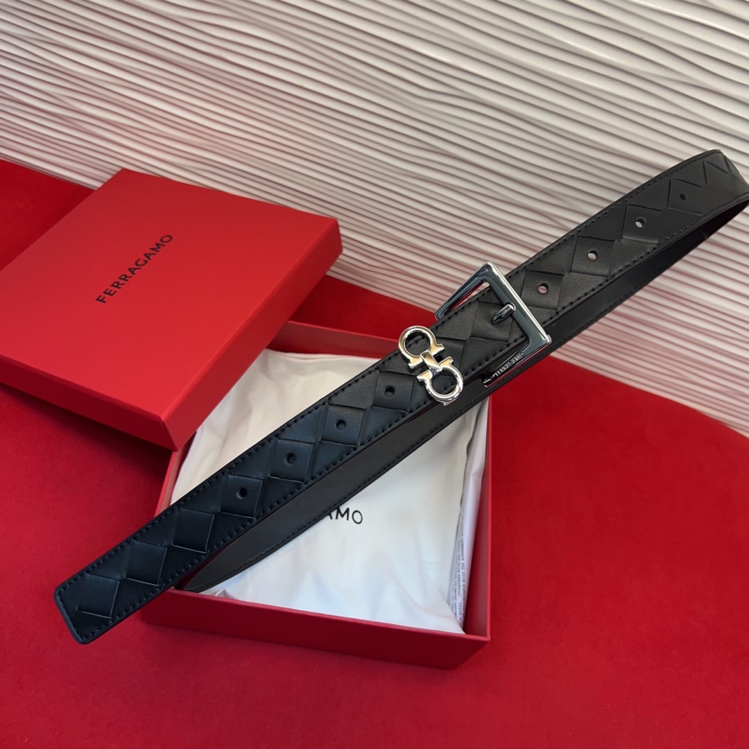 菲拉新款女士腰带这款皮带精选顶级材质，皮革柔软亲肤，纹理自然细腻，经过特殊工艺处理，皮革坚韧耐用，在时尚