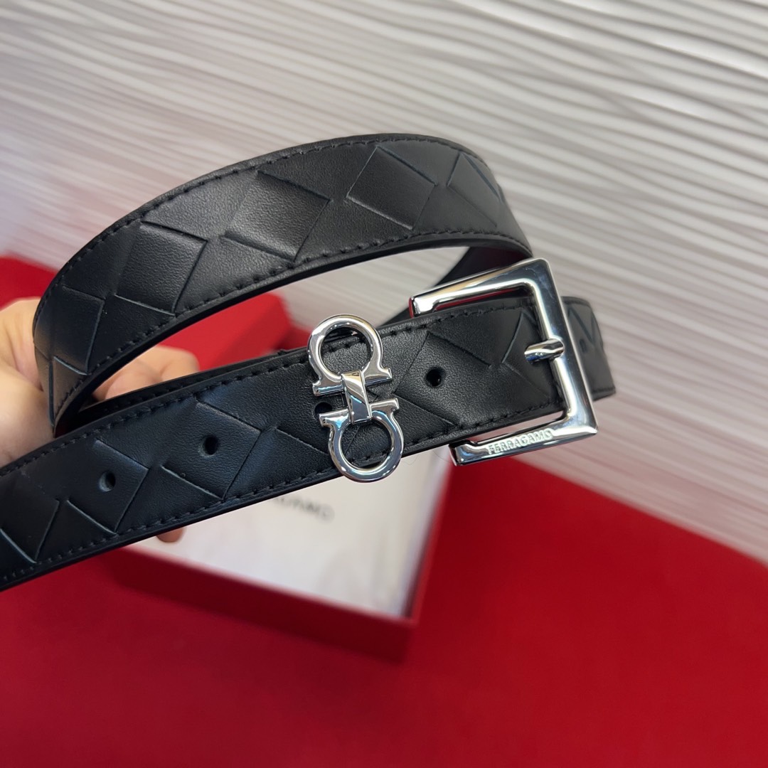 菲拉新款女士腰带这款皮带精选顶级材质，皮革柔软亲肤，纹理自然细腻，经过特殊工艺处理，皮革坚韧耐用，在时尚