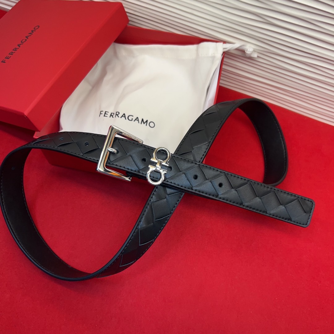 菲拉新款女士腰带这款皮带精选顶级材质，皮革柔软亲肤，纹理自然细腻，经过特殊工艺处理，皮革坚韧耐用，在时尚