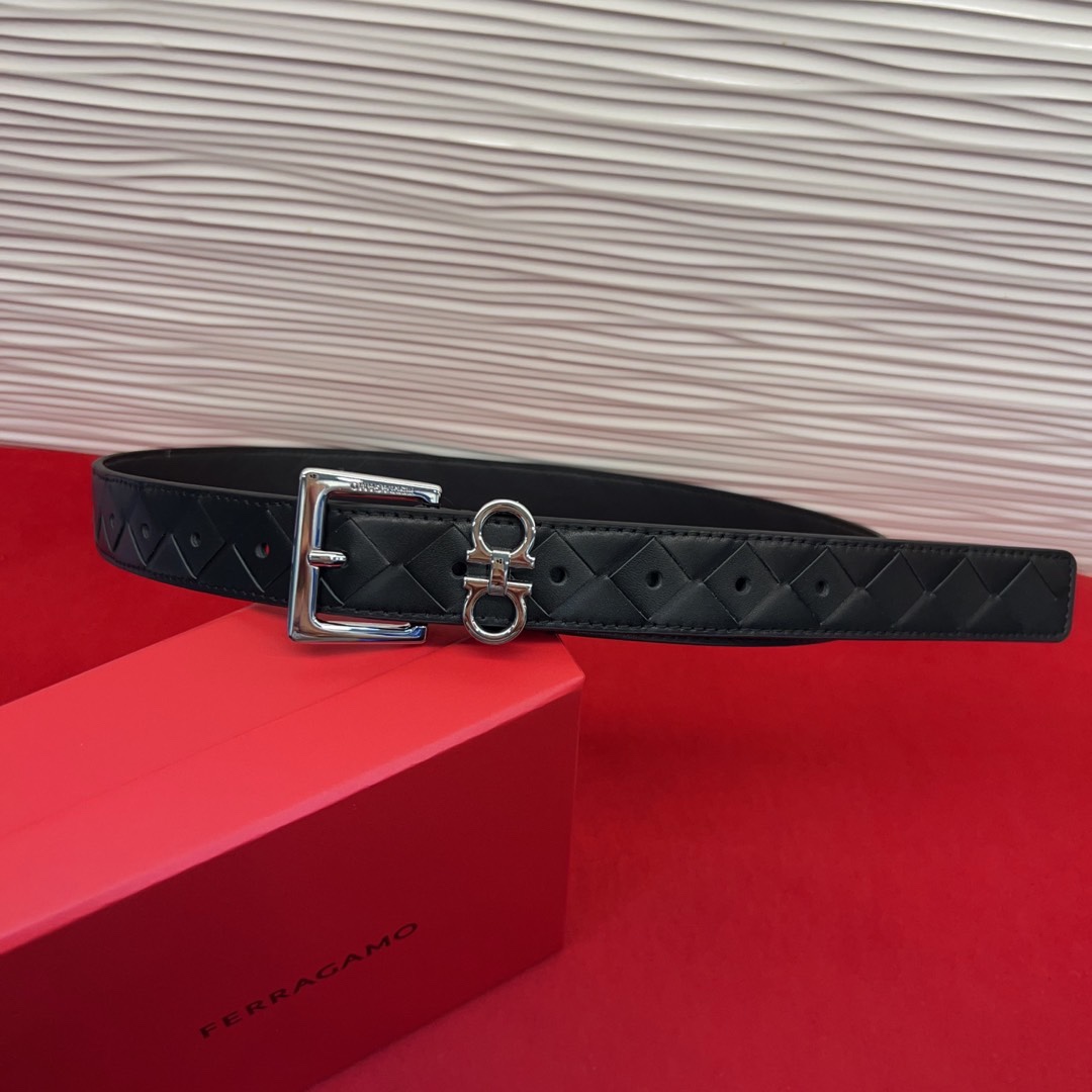 菲拉新款女士腰带这款皮带精选顶级材质，皮革柔软亲肤，纹理自然细腻，经过特殊工艺处理，皮革坚韧耐用，在时尚