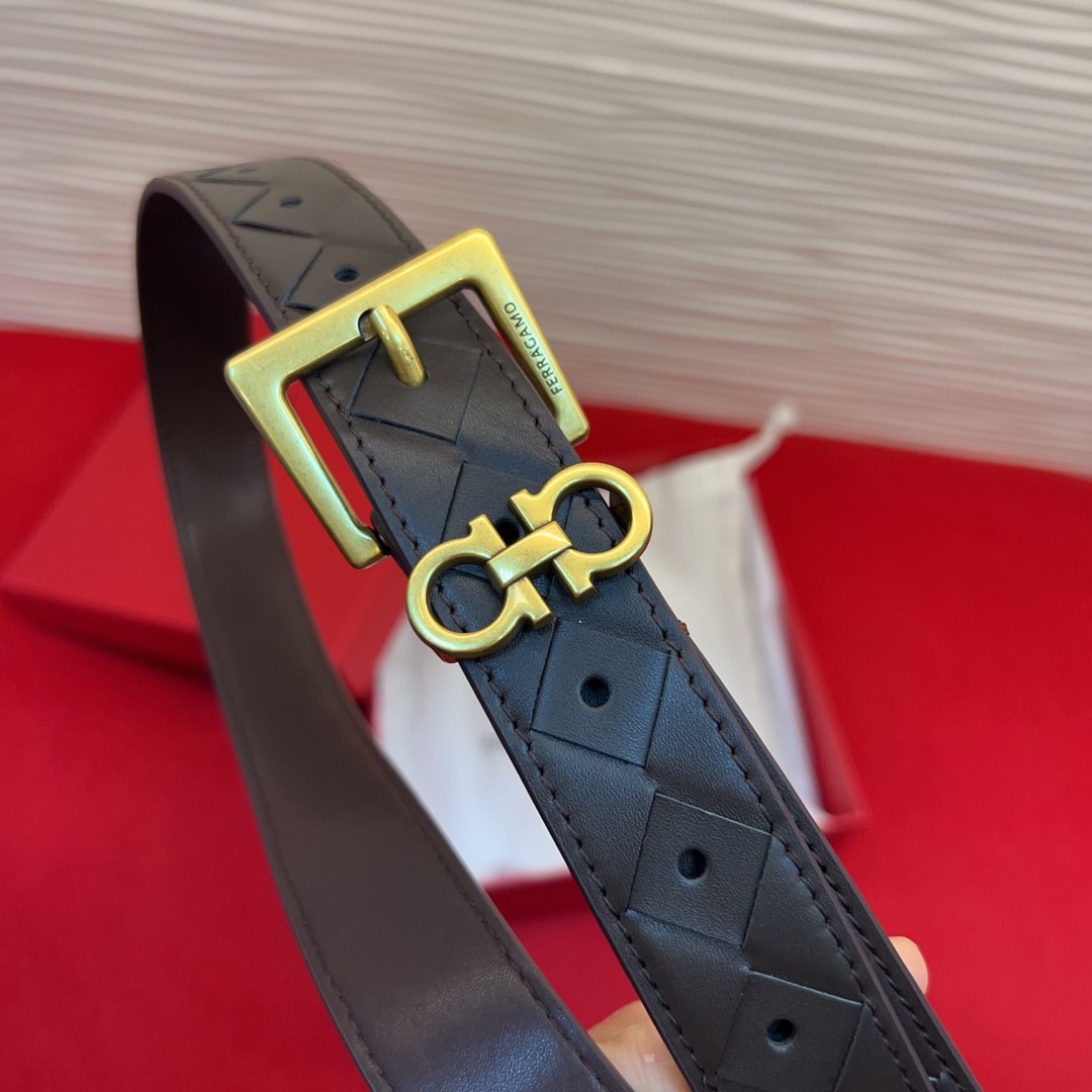 菲拉新款女士腰带这款皮带精选顶级材质，皮革柔软亲肤，纹理自然细腻，经过特殊工艺处理，皮革坚韧耐用，在时尚