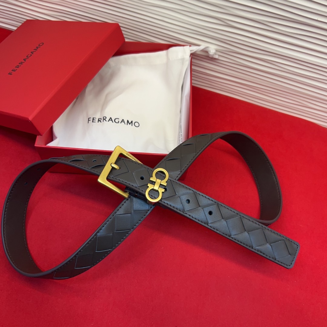 菲拉新款女士腰带这款皮带精选顶级材质，皮革柔软亲肤，纹理自然细腻，经过特殊工艺处理，皮革坚韧耐用，在时尚