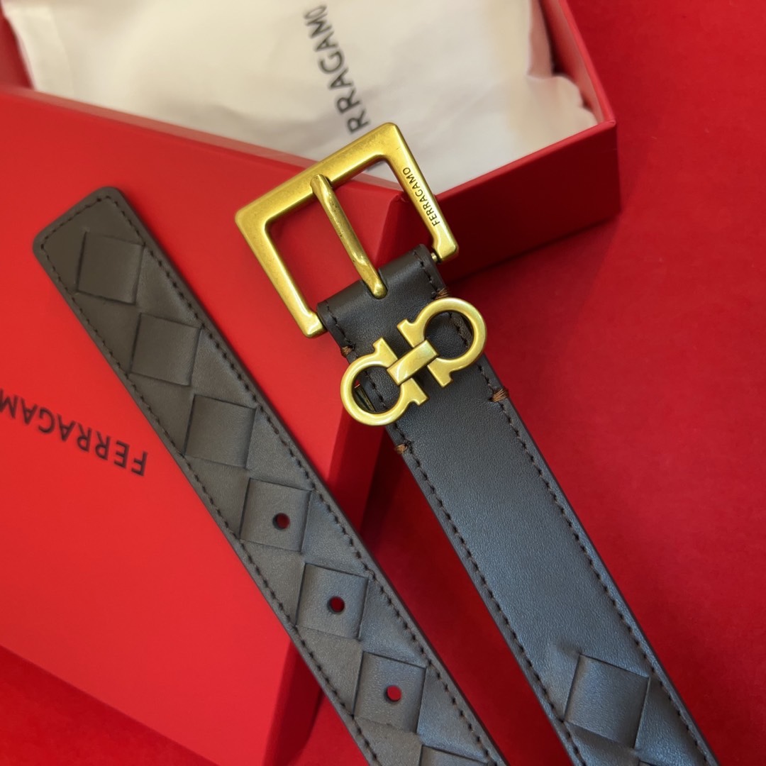 菲拉新款女士腰带这款皮带精选顶级材质，皮革柔软亲肤，纹理自然细腻，经过特殊工艺处理，皮革坚韧耐用，在时尚