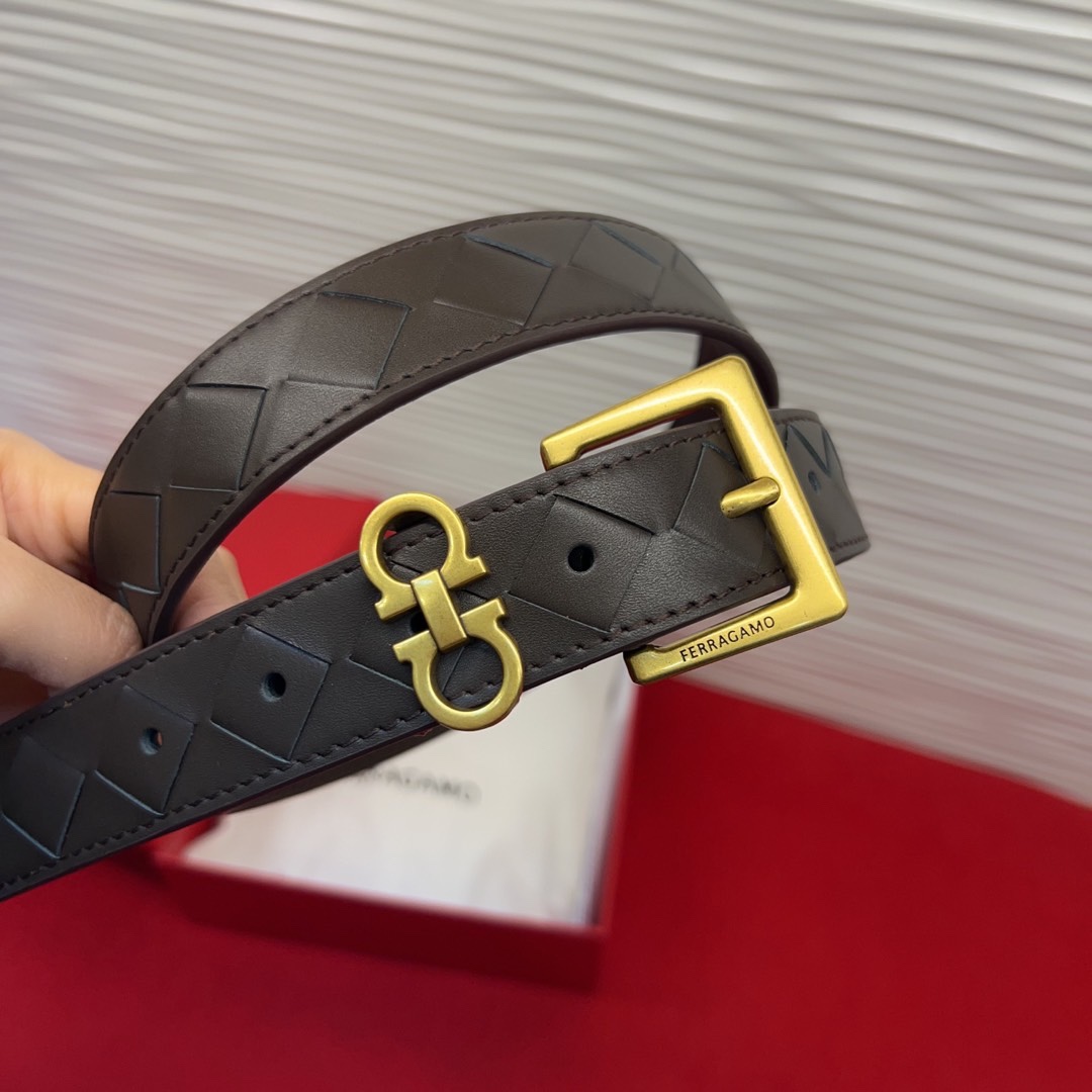 菲拉新款女士腰带这款皮带精选顶级材质，皮革柔软亲肤，纹理自然细腻，经过特殊工艺处理，皮革坚韧耐用，在时尚